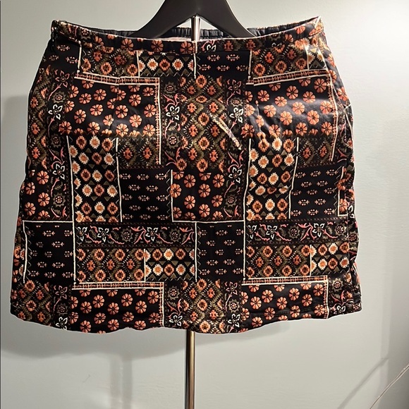 Hollister Black and Orange Mini Skirt with Geometric Design - Picture 7 of 10